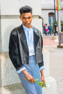 Yalnız çocuk beyaz gül desenli