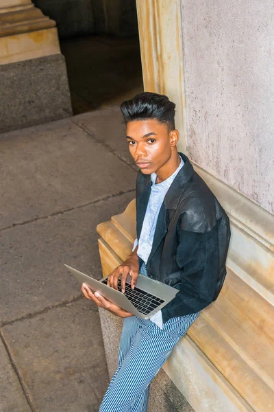 Dışarıda çalışan bir genç çocuk