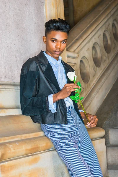 beyaz gül desenli çocuk.