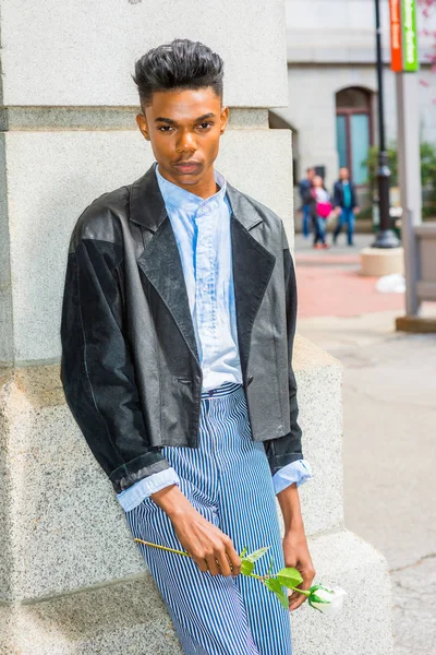 Yalnız çocuk beyaz gül desenli