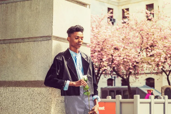 Yalnız çocuk beyaz gül desenli