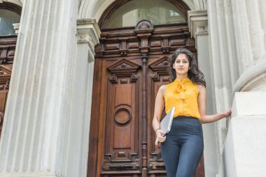 New York'ta okuyan genç Doğu Hint Amerikalı üniversite öğrencisi