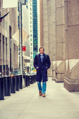 Genç Amerikalı adam New York'ta Kışın seyahat