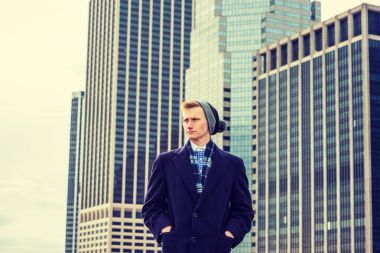 Genç Amerikalı adam New York'ta Kışın seyahat