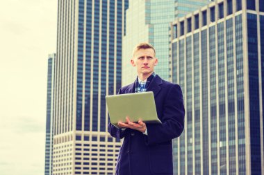 Genç Amerikalı seyahat, New York'ta çalışan adam