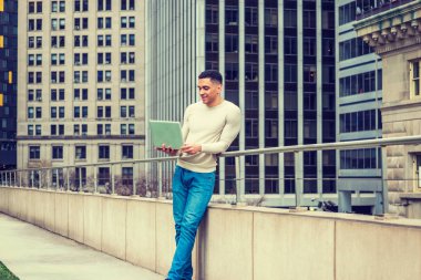 New York'ta çalışan genç Amerikalı adam