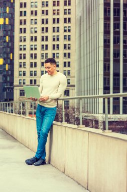 New York'ta çalışan genç Amerikalı adam