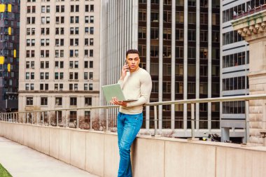 New York'ta çalışan genç Amerikalı adam