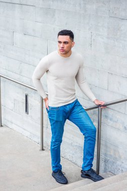 Genç yakışıklı Amerikalı adam dışında rahatlatıcı