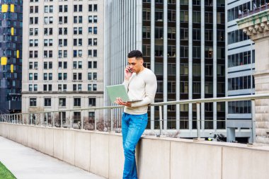 New York'ta çalışan genç Amerikalı adam