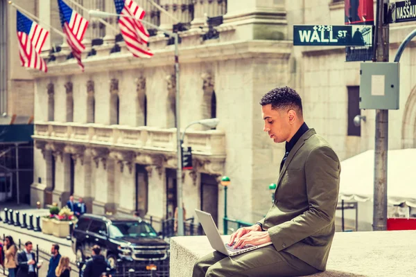 Joven hombre de negocios americano viajando, trabajando en Nueva York —  Fotos de Stock