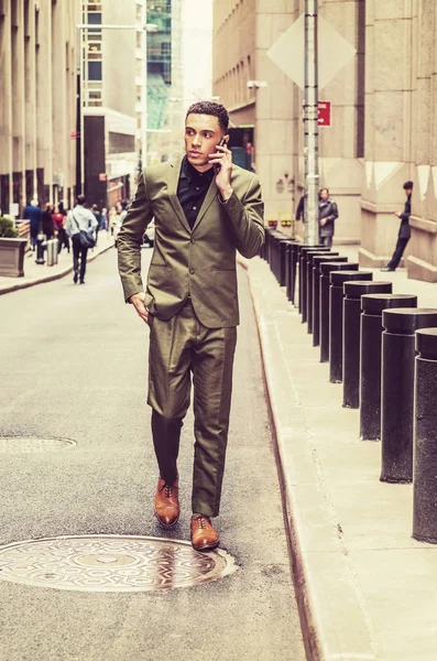 Joven hombre de negocios americano viajando, trabajando en Nueva York —  Fotos de Stock