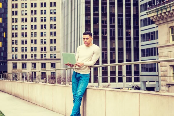 Joven americano trabajando en Nueva York — Foto de Stock