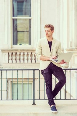 Genç Amerikalı işadamı bilgisayar dışında çalışma