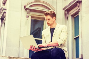 Genç Amerikalı okuyan, New York'ta çalışan adam