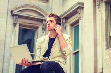 Genç Amerikalı okuyan, New York'ta çalışan adam