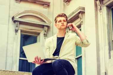 Genç Amerikalı okuyan, New York'ta çalışan adam