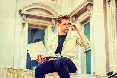 Genç Amerikalı okuyan, New York'ta çalışan adam