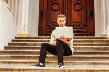 Genç Amerikalı okuyan, New York'ta çalışan adam