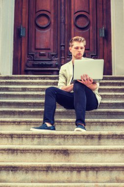 Genç Amerikalı okuyan, New York'ta çalışan adam