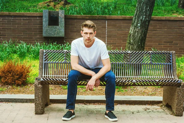 Genç yakışıklı Amerikalı adam rahatlatıcı New York'ta sokak Park