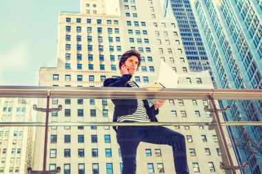 New York'ta okuyan genç yakışıklı üniversite öğrencisi