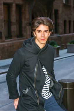 Yakışıklı delikanlı rahatlatıcı dışarıda