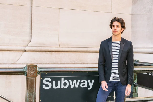 Yakışıklı delikanlı New York'ta seyahat