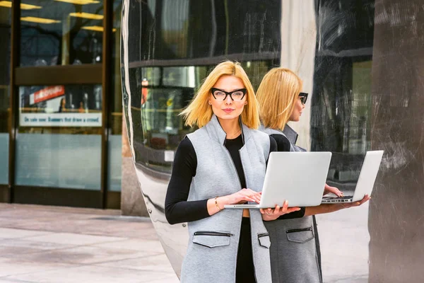 Mujer profesional de Europa del Este que trabaja en la firma de alta tecnología en —  Fotos de Stock