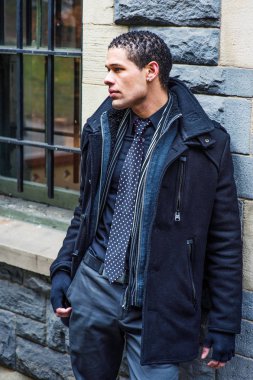 Genç adam dışarıda bekliyor