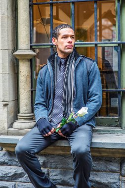 Genç adam seni bekliyor