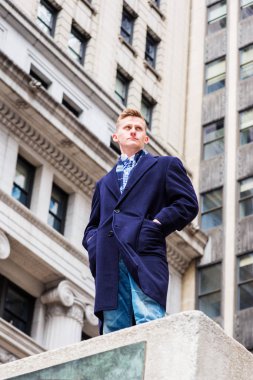 Genç adam ayakta dışında dört gözle.