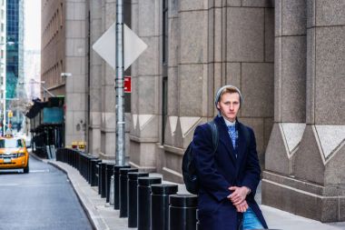 Genç Amerikalı adam New York'ta seyahat