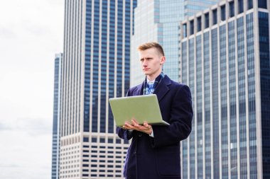 Genç Amerikan kolej seyahat, New York'ta okuyan öğrenci