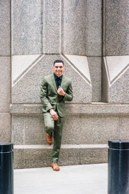 Genç Amerikalı işadamı New York Caddesi üzerinde rahatlatıcı