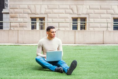 Genç Amerikalı New York'ta okuyan adam