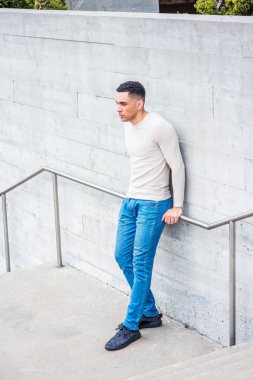 Genç yakışıklı Amerikalı adam düşünme dışında