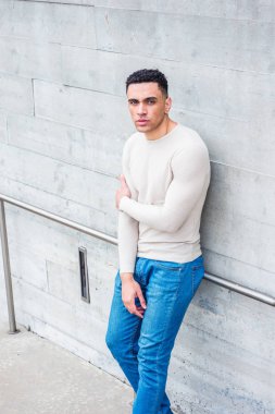 Genç yakışıklı Amerikalı adam düşünme dışında