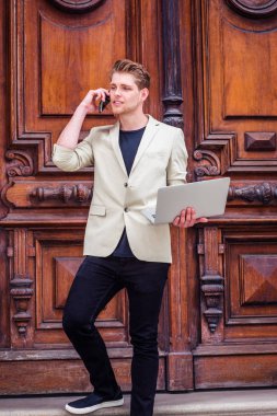 Genç Amerikalı işadamı yeni Yor çalışma