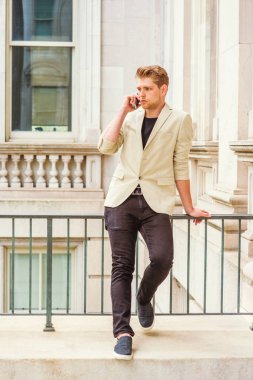 Genç Amerikalı işadamı cep telefonuyla konuşuyor