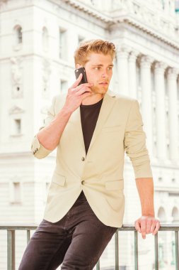 Genç Amerikalı işadamı cep telefonuyla konuşuyor