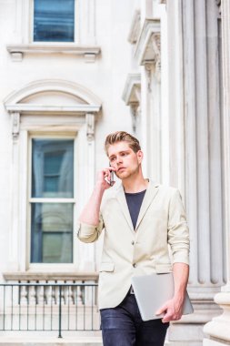 Genç Amerikalı işadamı wor için gidiş