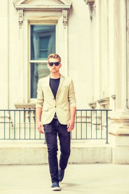 Genç Amerikalı işadamı wor için gidiş