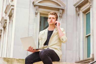 Genç Amerikalı okuyan, New York'ta çalışan adam