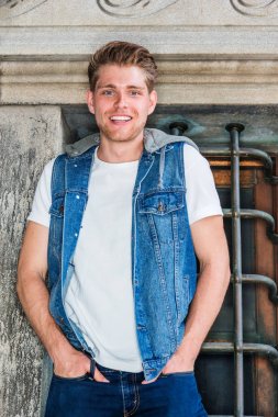 Genç Amerikalı adam dışında rahatlatıcı