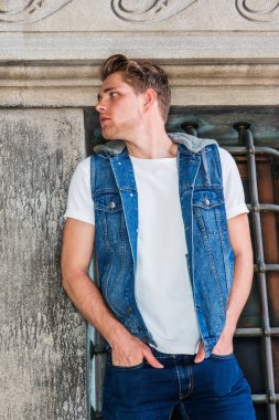 Genç Amerikalı adam rahatlatıcı outsid