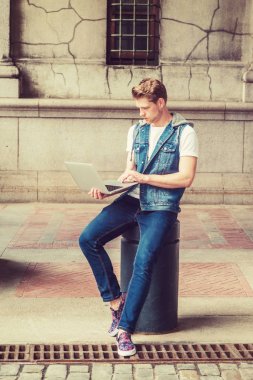 Genç seyahat, New York'ta okuyan adam