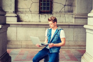 Genç seyahat, New York'ta okuyan adam