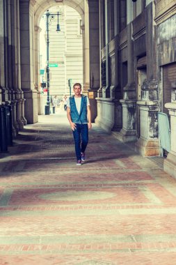 Genç Amerikalı yeni Yor sokakta yürüyen adam