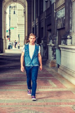 Genç Amerikalı yeni Yor sokakta yürüyen adam